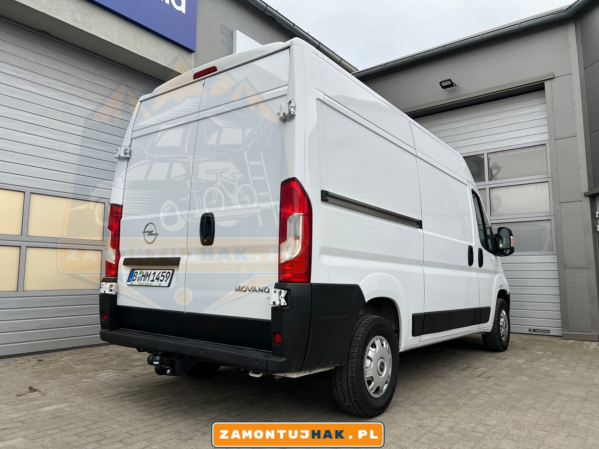 Funkcjonalność i niezawodność: Zobacz Opla Movano C z profesjonalnie zamontowanym, wypinanym pionowo hakiem holowniczym Westfalia